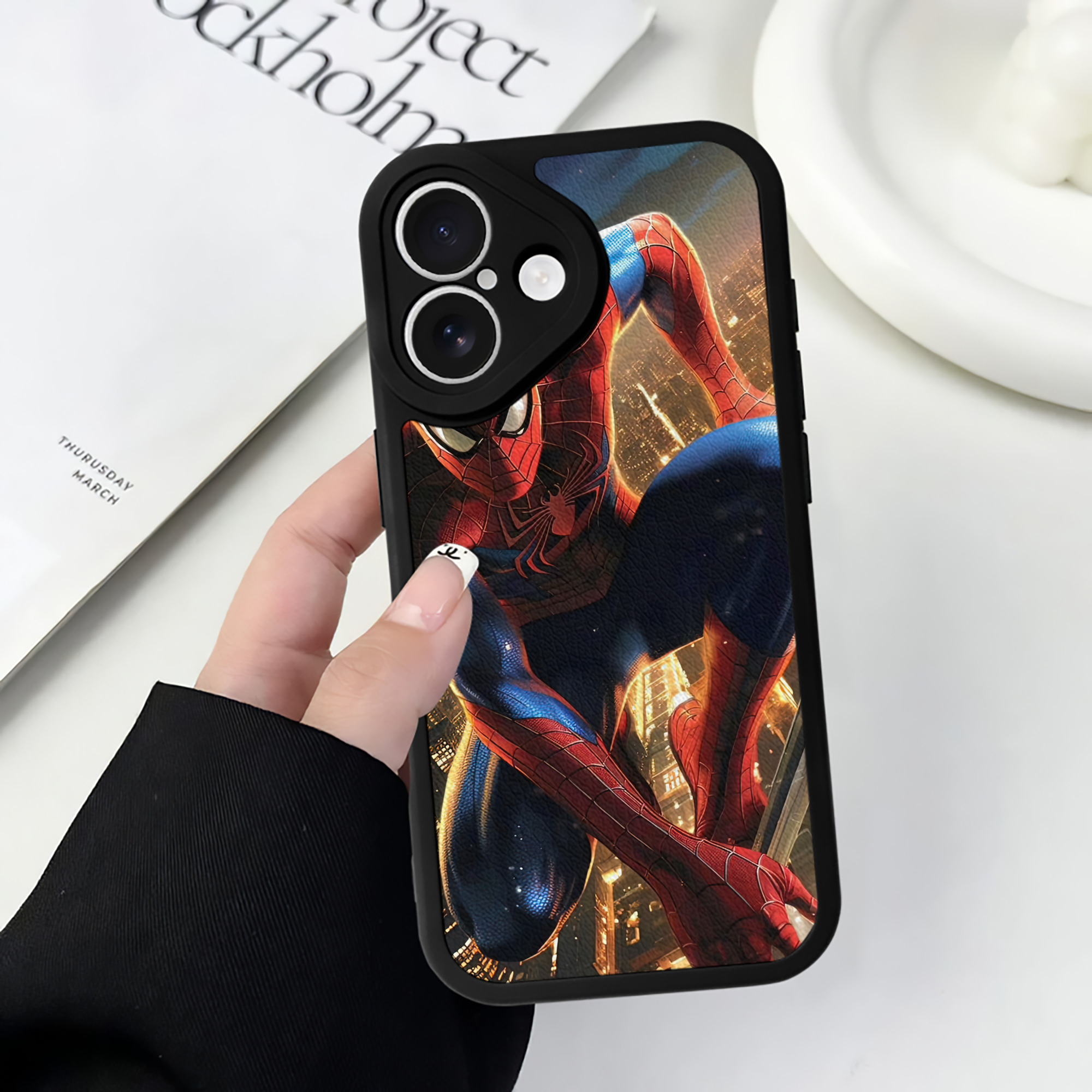 Spider Man スパイダーマン 【iPhone 16シリーズ対応】シリコンスマホケース（レザー調） 材質：シリコン
